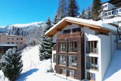 01. Catered chalet Gabl Sankt Anton Aanzicht met sneeuw 3