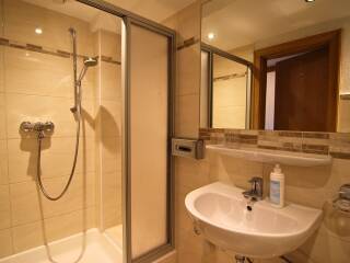 12. Catered chalet Tirolerhof Serfaus Douche