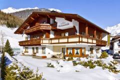 1. Catered chalet Romatik Soelden Aanzicht groepsaccommodatie 1