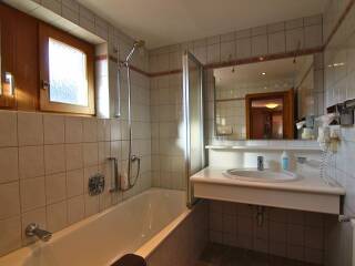 21. Catered chalet Tirolerhof Serfaus Badkamer