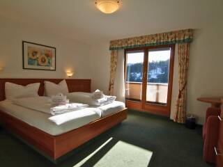 22. Catered chalet Tirolerhof Apart Serfaus Kamer met uitzicht