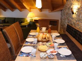 4 Catered chalet Dorferapartment Gerlos Ontbijttafel 1