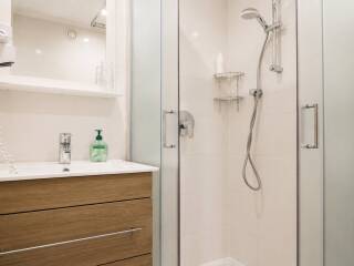16. Catered chalet Alpensport Saalbach Hinterglemm Badkamer drie personen 1