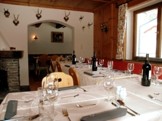 Catered-chalet-St-Anton-dining.JPG